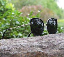 Cargar imagen en el visor de la galería, Cat Eye Sunglasses with Rhinestones
