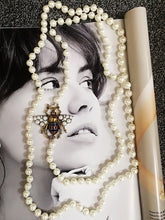 Cargar imagen en el visor de la galería, Classic Long Pearl  Bee Pendant Necklace
